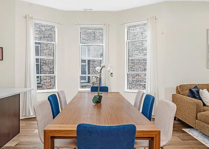 Spacious 5-br Next To Transit Free Parking *