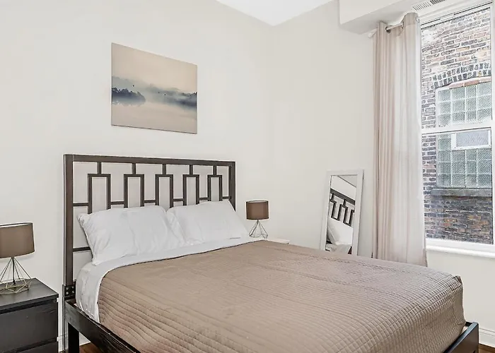 Spacious 5-br Next To Transit Free Parking Chicago