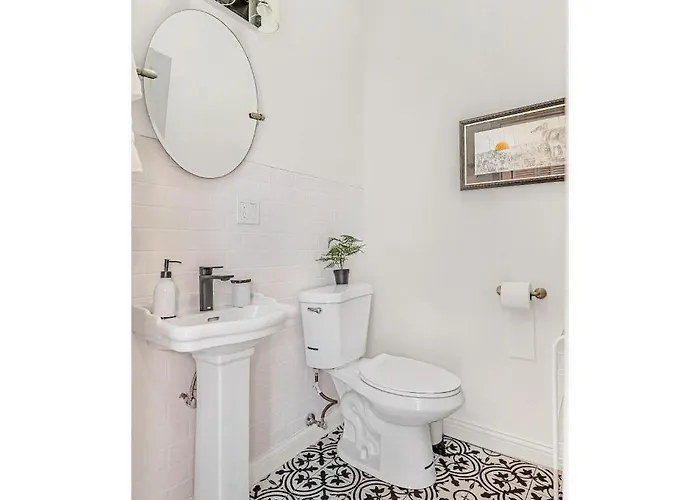 Spacious 5-br Next To Transit Free Parking Apartment Chicago