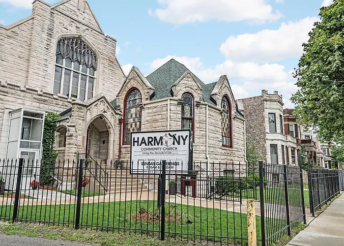 Spacious 5-br Next To Transit Free Parking Chicago