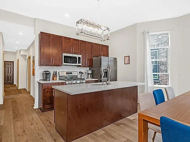 Spacious 5-br Next To Transit Free Parking Chicago