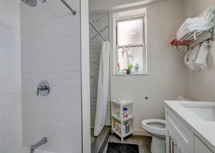 Spacious 5-br Next To Transit Free Parking Apartment Chicago